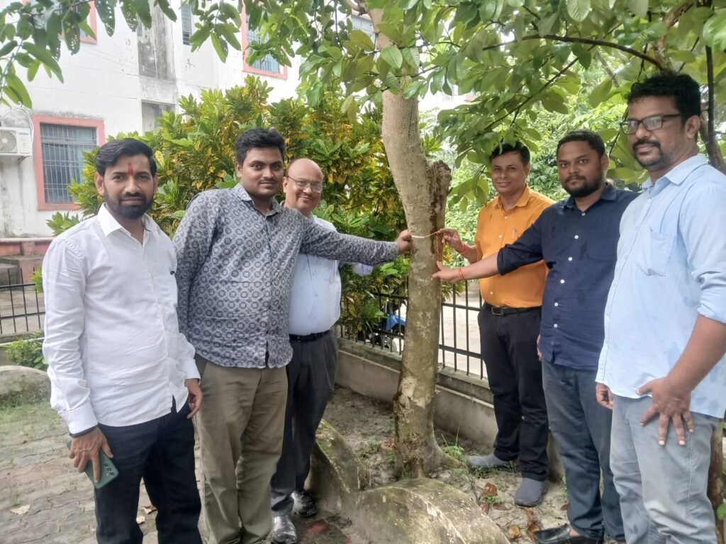 बिहार वृक्ष दिवस पर वृक्षों को बांधी राखी, बीडीओ ने पर्यावरण संरक्षण का लिया संकल्प