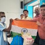 35 टीबी मरीजों के बीच निक्षय किट एवं तिरंगा का किया गया वितरण।प्रखंड विकाश पदाधिकारी एवं चिकित्सा पदाधिकारी रहे मौजूद।