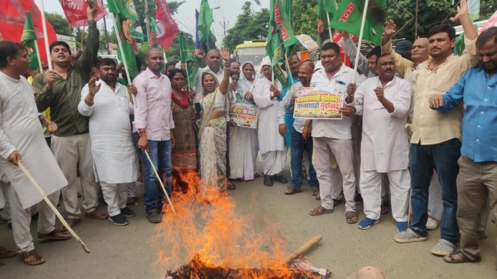 समस्तीपुर में महागठबंधन का आक्रोश प्रदर्शन, पीएम मोदी, अमित शाह और मुख्य चुनाव आयुक्त ज्ञानेश कुमार का पुतला दहन
